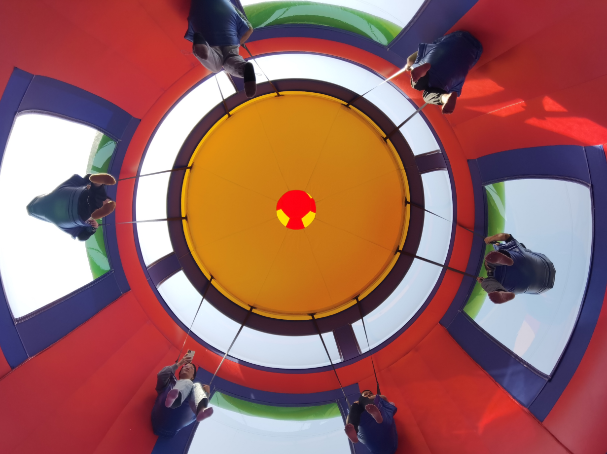 Castillo hinchable infantil con forma de cohete espacial y paracaídas - Imagen 4