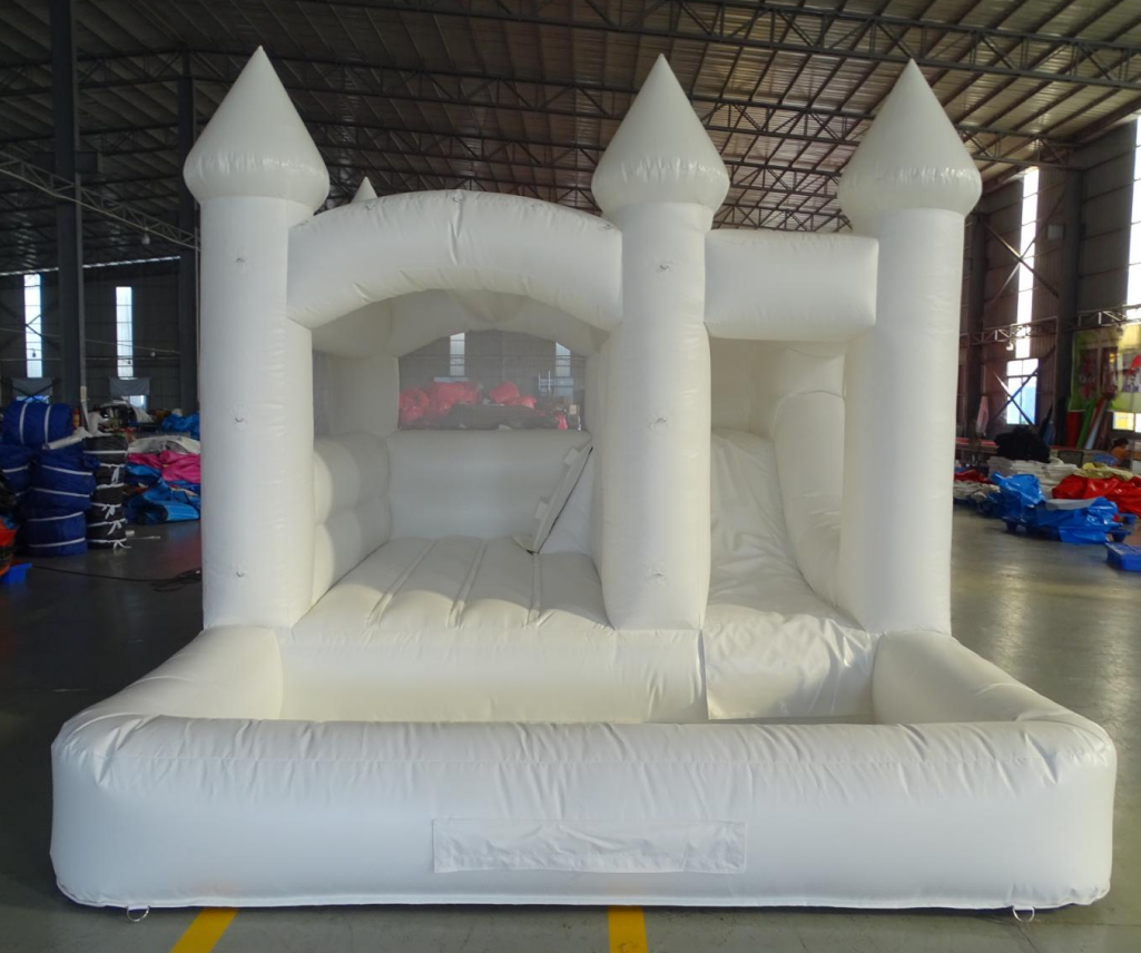Château gonflable blanc avec toboggan et piscine à balles – Image 2