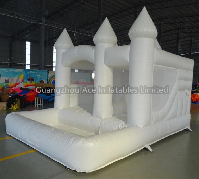 Château gonflable blanc avec toboggan et piscine à balles – Image 3