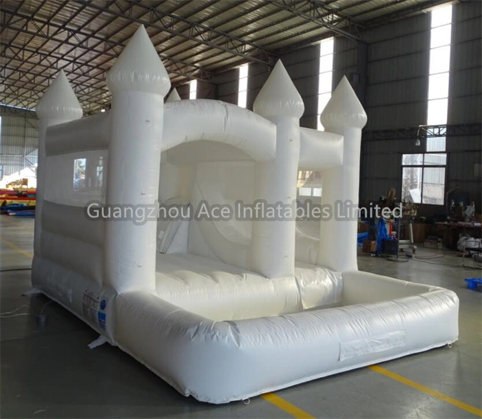 Château gonflable blanc avec toboggan et piscine à balles – Image 4